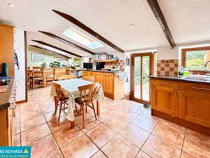 Kitchen/Breakfast Room- click for photo gallery